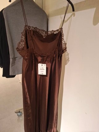Vestido lencero marrón De Zara,satinado.