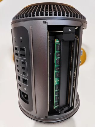 Mac Pro 2013 6.1 (32GB RAM / D500)