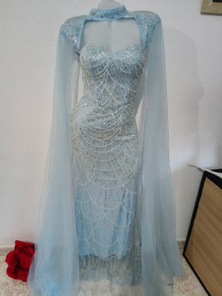 Vestido de fiesta azul con pedrería