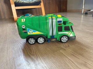 camion verde , maletero y palanca para subir