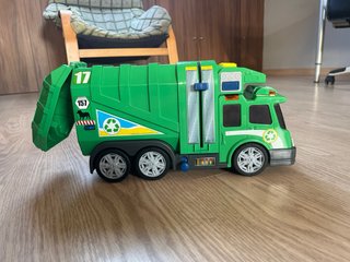 camion verde , maletero y palanca para subir