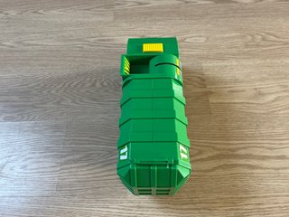 camion verde , maletero y palanca para subir