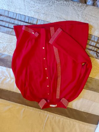 Camisa roja con pedrería