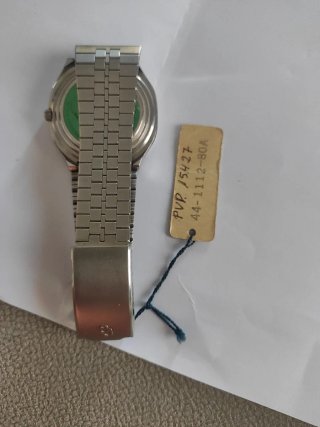 Reloj Citizen Crystron dorado y Plata Negociable.