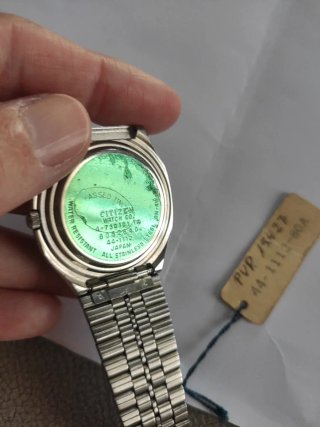 Reloj Citizen Crystron dorado y Plata Negociable.
