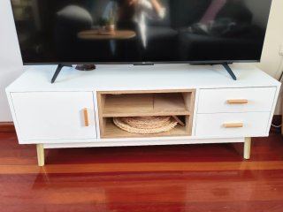 Mueble TV moderno blanco y madera
