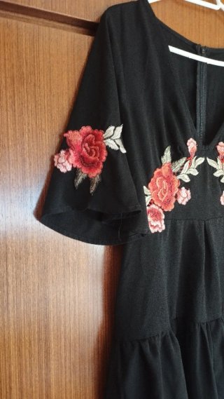 Vestido-mono negro bordado flores, cuello en pico.