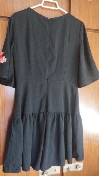 Vestido-mono negro bordado flores, cuello en pico.