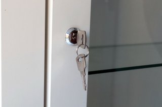 VITRINA EXPOSITORA IKEA BLANCA MADERA Y CRISTAL