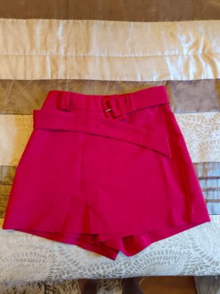 Falda/pantalón roja con cinturón
