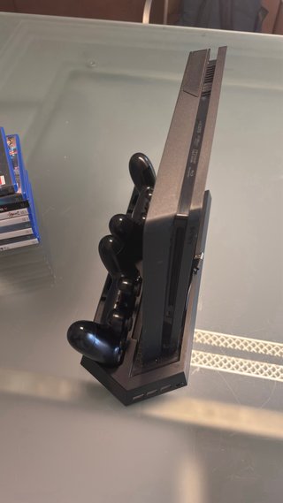 PS4 Slim 1TB + 2 Controller + 9 Giochi + Base