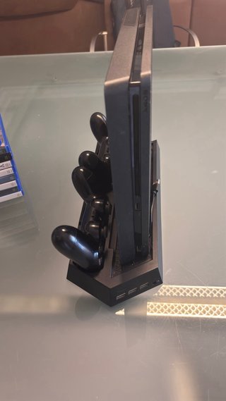 PS4 Slim 1TB + 2 Controller + 9 Giochi + Base