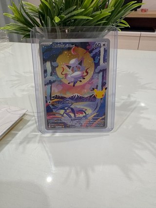 Carta Pokémon Zorua de Hisui 30 aniversario