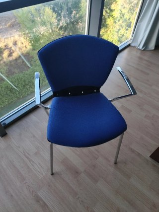 Silla de estudio azul y plateada.