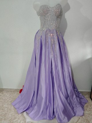 Vestido de fiesta largo morado con pedrería
