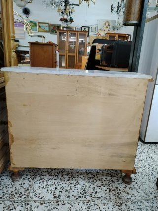 Aparador Clásico de Madera Tallada con Encimera