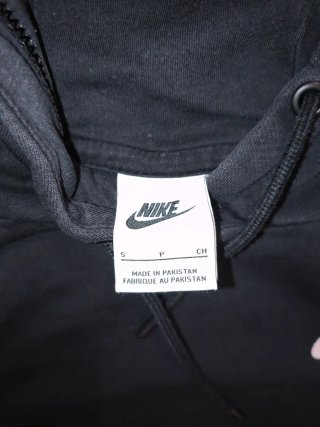 FELPA NIKE nera con CAPPUCCIO