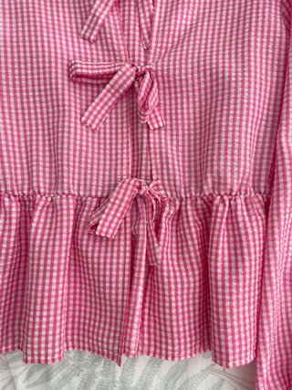 Blusa de cuadros Vichy rosa con lazadas frontales