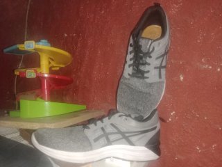Zapatillas deportivas Asics grises y negras