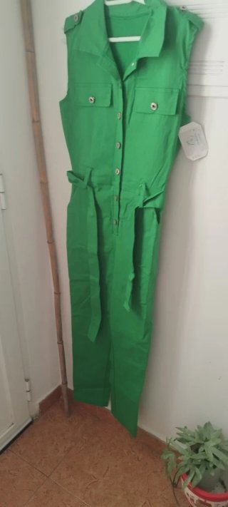 Mono Verde con Cinturón