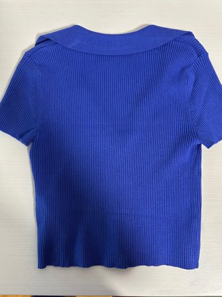 Camiseta azul de punto con cuello