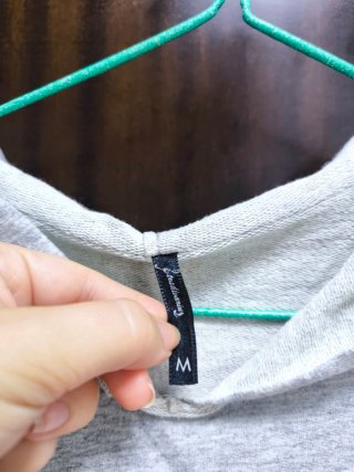 Sudadera gris con número 68 rosa talla M
