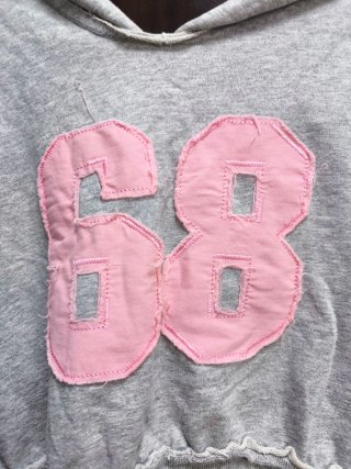 Sudadera gris con número 68 rosa talla M
