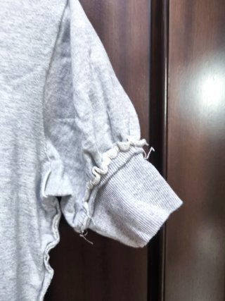 Sudadera gris con número 68 rosa talla M