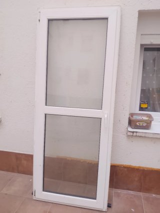 Puerta oscilobatiente gris