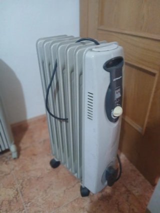 Radiatore elettrico beige e grigio