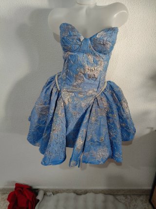 Vestido de fiesta azul y plateado