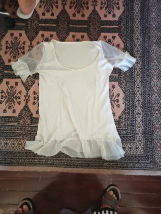 Blusa beige con mangas de tul