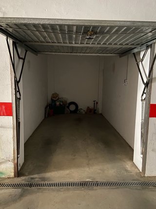 Cochera , para guadar coche o usar como trastero.