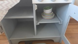 Cocinita de madera de pino con accesorios