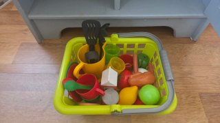 Cocinita de madera de pino con accesorios