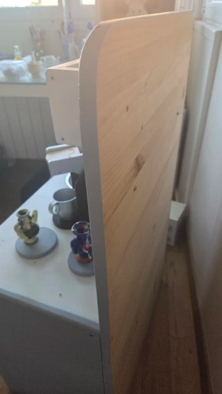 Cocinita de madera de pino con accesorios