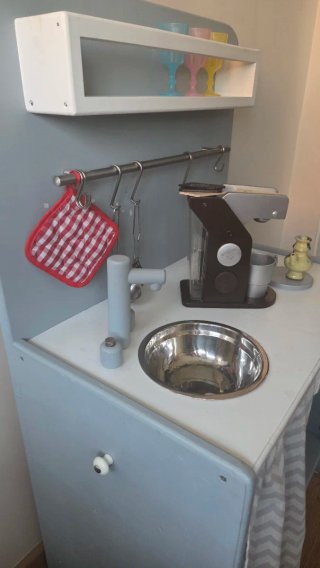 Cocinita de madera de pino con accesorios