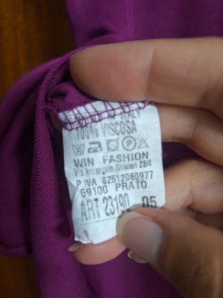 Blusa de raso morada sin mangas