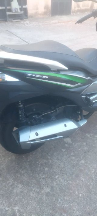 Kawasaki J300 Maxi Scooter