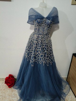 Vestido de fiesta azul con pedrería