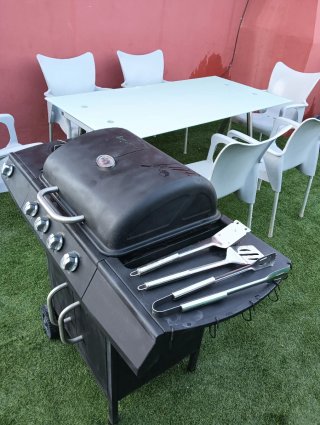 Barbacoa de gas negra con ruedas