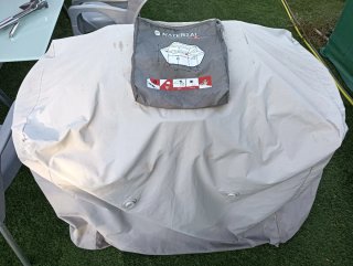 Barbacoa de gas negra con ruedas