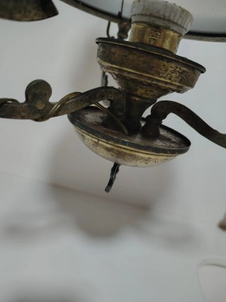 Lámpara antigua tipo quinqué