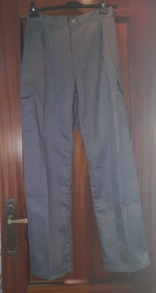 Pantalón de trabajo gris.