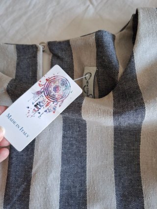 Conjunto pantalón y camisa sin mangas a rayas.