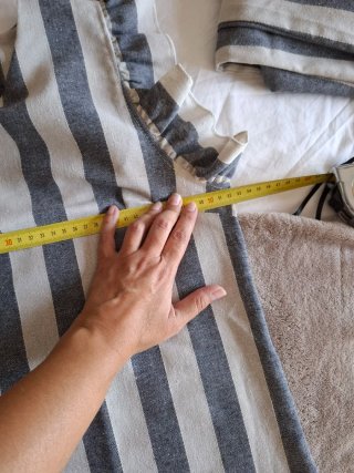 Conjunto pantalón y camisa sin mangas a rayas.
