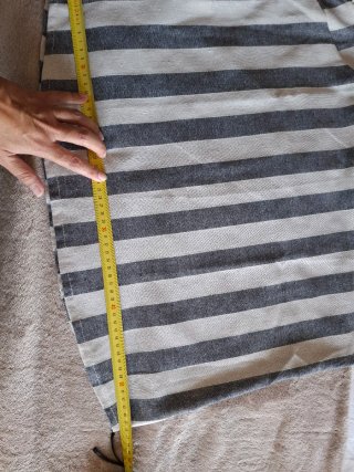 Conjunto pantalón y camisa sin mangas a rayas.