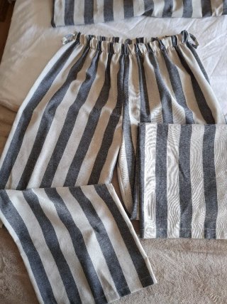 Conjunto pantalón y camisa sin mangas a rayas.