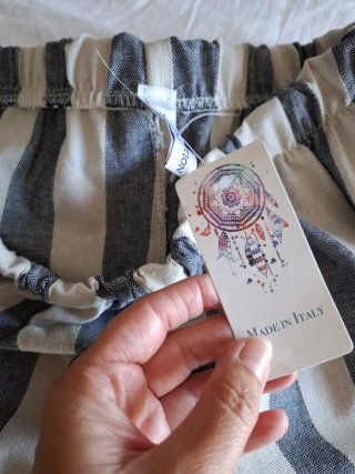 Conjunto pantalón y camisa sin mangas a rayas.