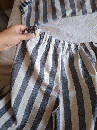 Conjunto pantalón y camisa sin mangas a rayas.